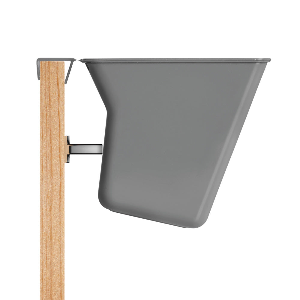 afvalbakje hangend aan keukenkastdeur