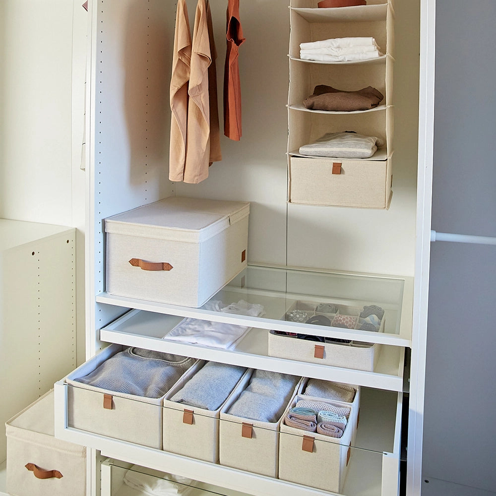 beige-mandjes-kledingkast