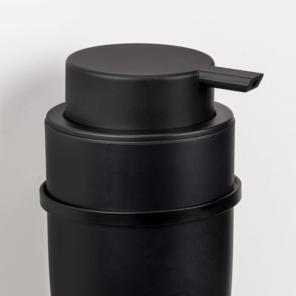 zwarte-wand-zeepdispenser